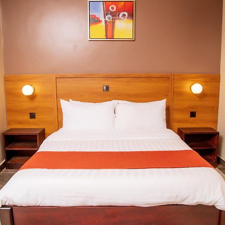 Blue Berries Hotel Ентеббе Екстер'єр фото