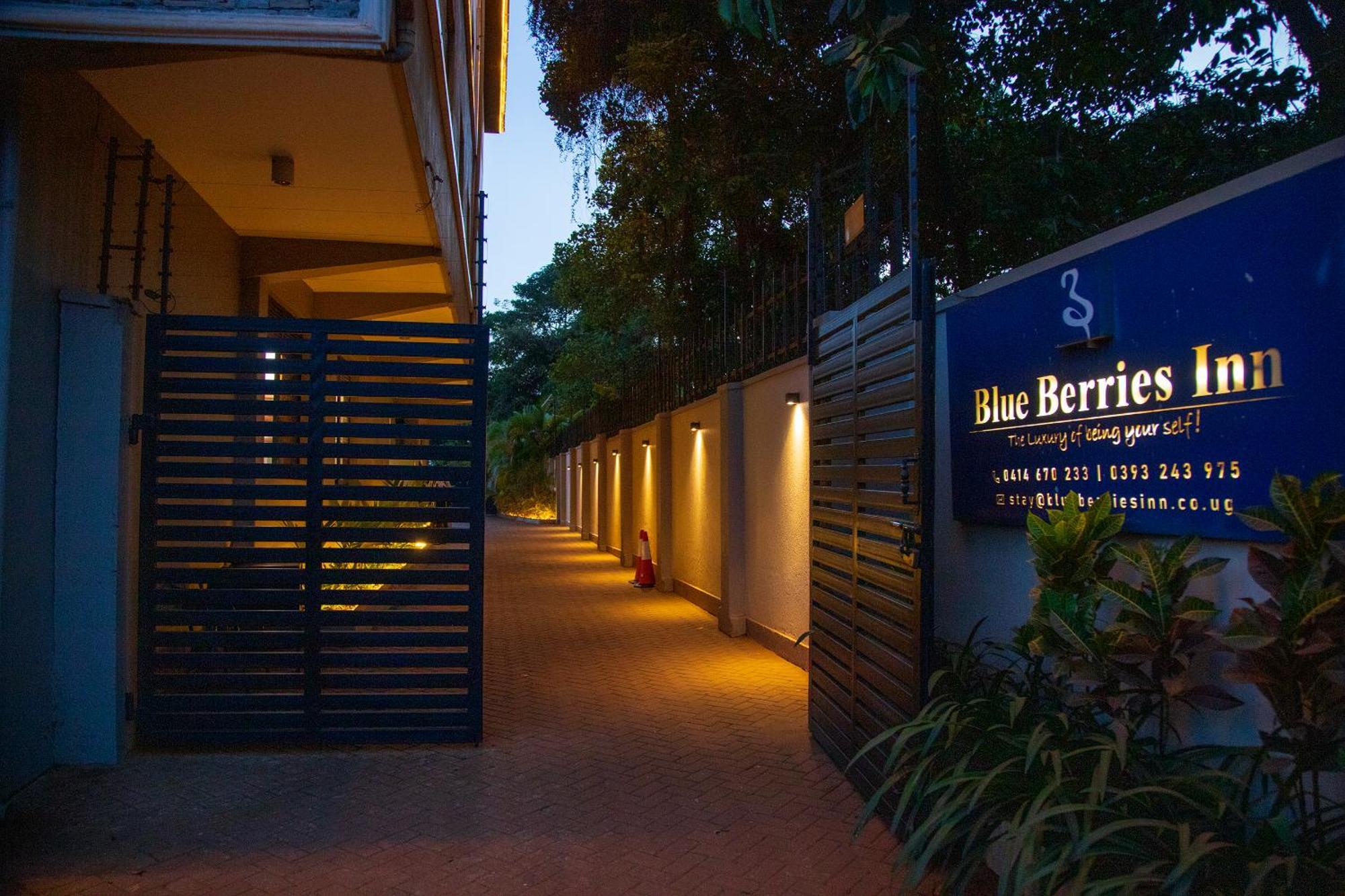 Blue Berries Hotel Ентеббе Екстер'єр фото