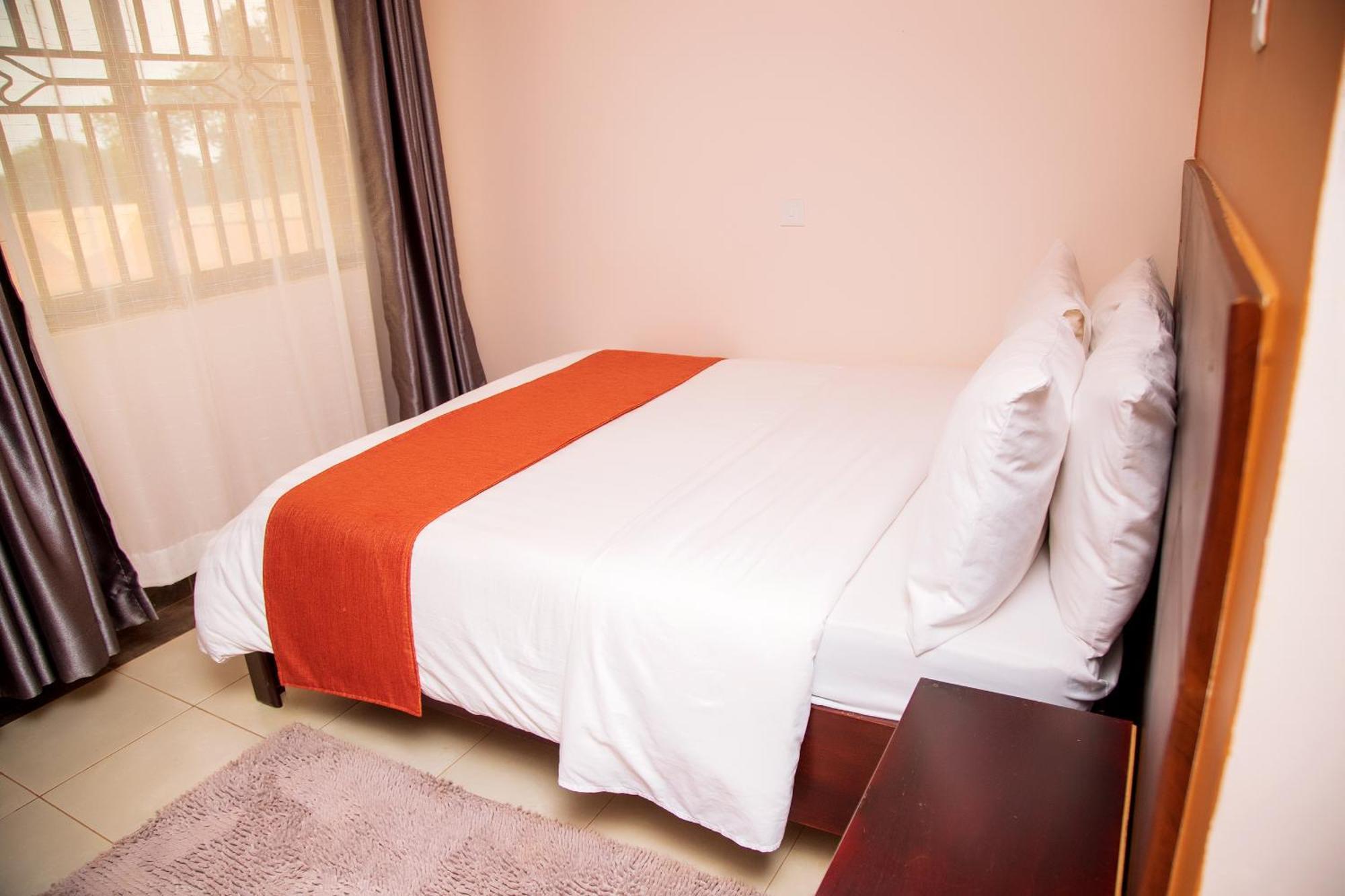 Blue Berries Hotel Ентеббе Екстер'єр фото