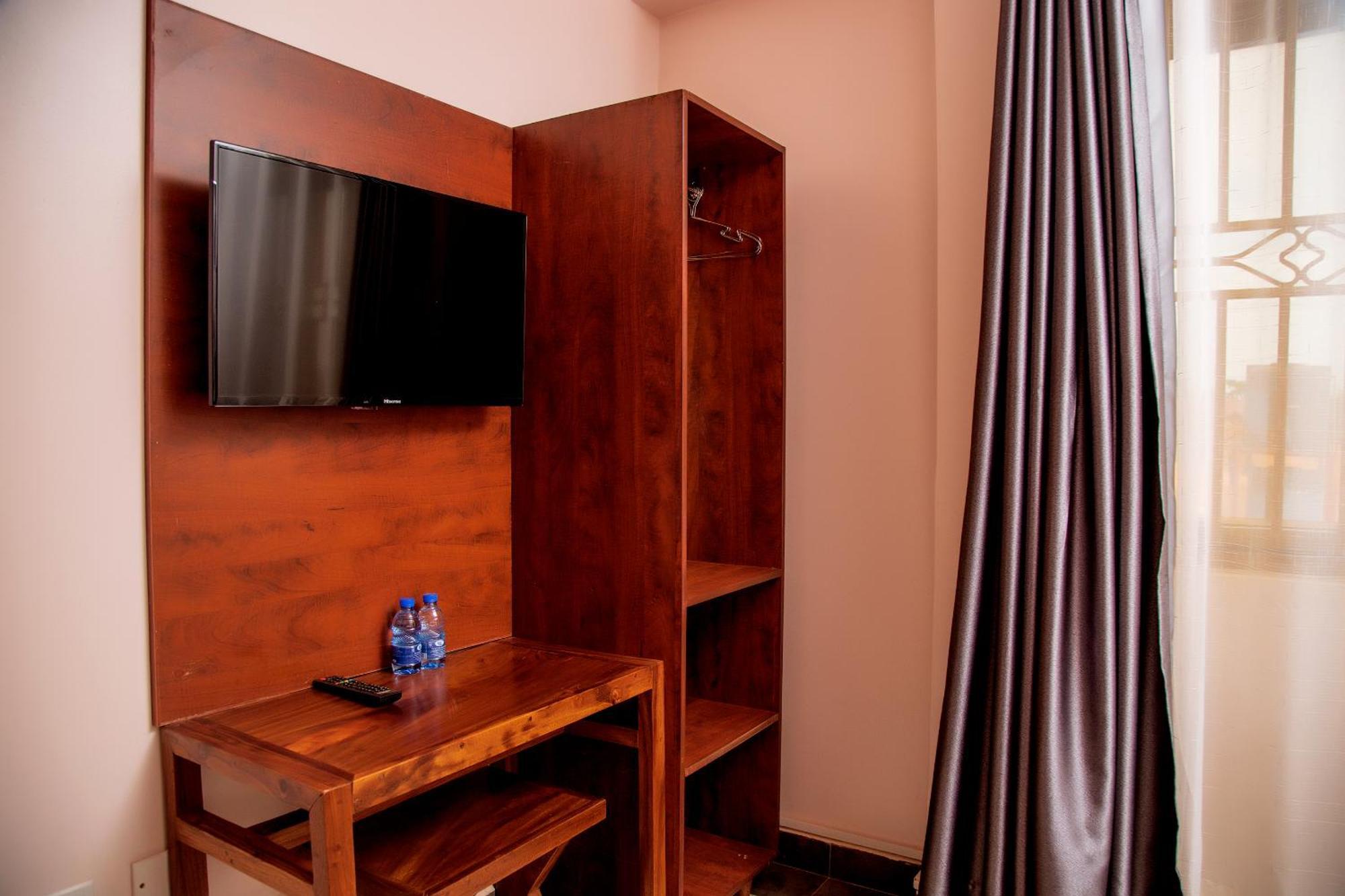 Blue Berries Hotel Ентеббе Екстер'єр фото