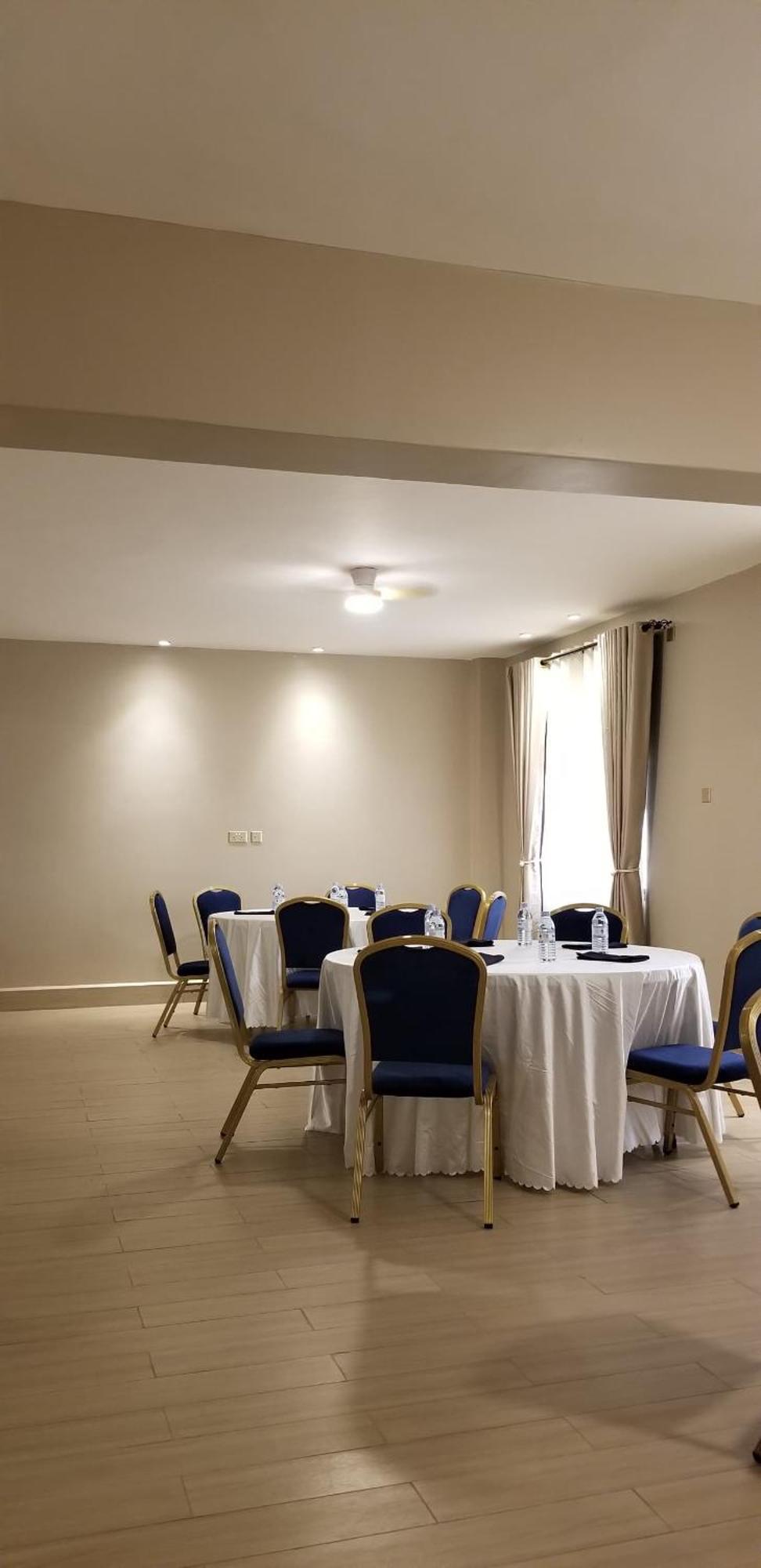 Blue Berries Hotel Ентеббе Екстер'єр фото