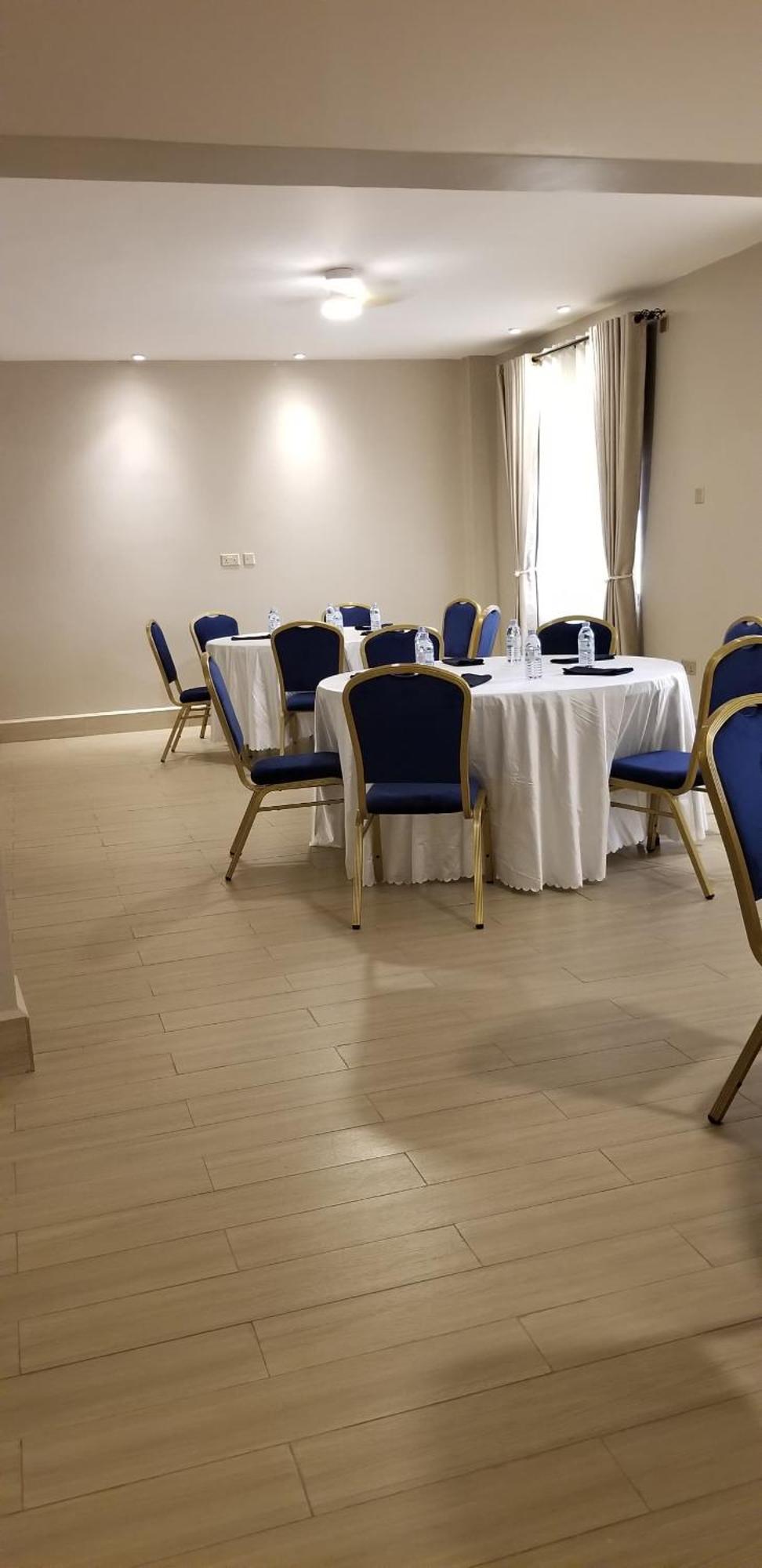 Blue Berries Hotel Ентеббе Екстер'єр фото